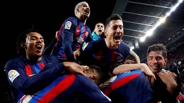 Pemain FC Barcelona Franck Kessie merayakan gol kedua mereka bersama Robert Lewandowski dan rekan setimnya di Camp Nou, Barcelona, Spanyol. Foto: Juan Medina/Reuters