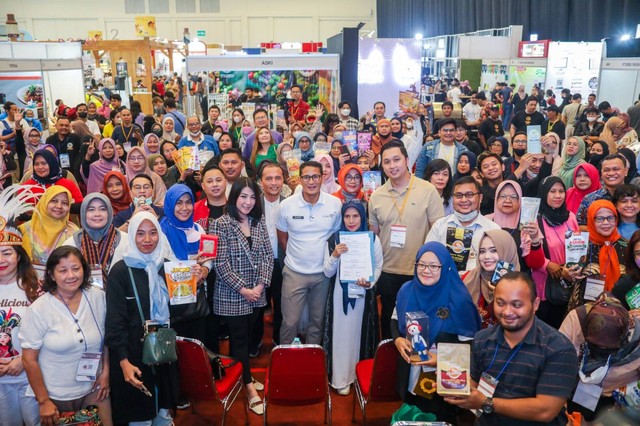 Menparekraf Sandiaga Uno (tengah) foto bersama dengan sejumlah peserta saat menghadiri penutupan pameran AllFood Indonesia di ICE BSD, Tangerang, Banten, Minggu (19/4). Foto: Dok. Istimewa