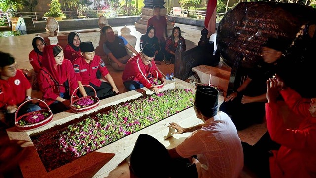 Sekjen PDIP Hasto Kristiyanto kunjungi Makam Bung Karno di Blitar Minggu (19/3/2023). Foto: PDIP