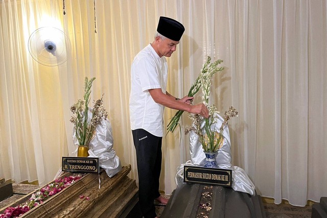 Gubernur Jateng Ganjar Pranowo ziarah di Kompleks Makam Raja Demak, Kauman, Bintoro, Kabupaten Demak, Jateng, Minggu (19/3). Foto: Dok. Istimewa