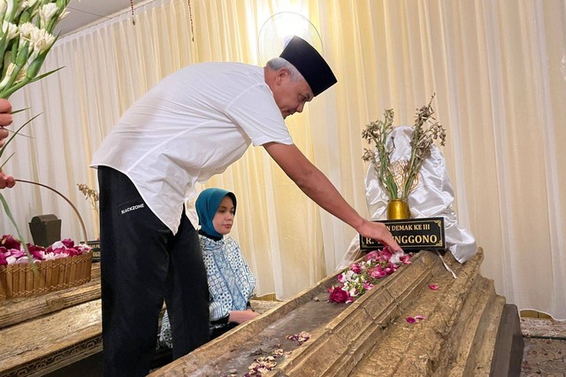 Gubernur Jateng Ganjar Pranowo dan istrinya, Siti Atikoh, ziarah di Kompleks Makam Raja Demak, Kauman, Bintoro, Kabupaten Demak, Jateng, Minggu (19/3).  Foto: Dok. Istimewa