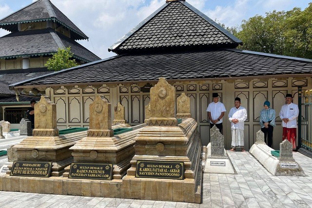 Gubernur Jateng Ganjar Pranowo (kiri) dan istrinya, Siti Atikoh (ke dua dari kanan), ziarah di Kompleks Makam Raja Demak, Kauman, Bintoro, Kabupaten Demak, Jateng, Minggu (19/3). Foto: Dok. Istimewa