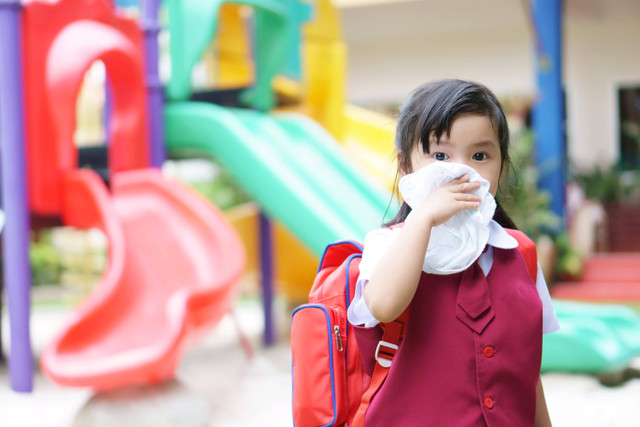 Ilustrasi anak sekolah sakit. Foto: kornnphoto/Shutterstock