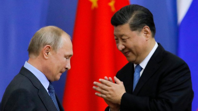 Presiden Rusia Vladimir Putin (kiri) dan Presiden China Xi Jinping saat bertemu di St. Petersburg pada 6 Juni 2019. Foto: Dmitry Lovetsky/KOLAM/AFP