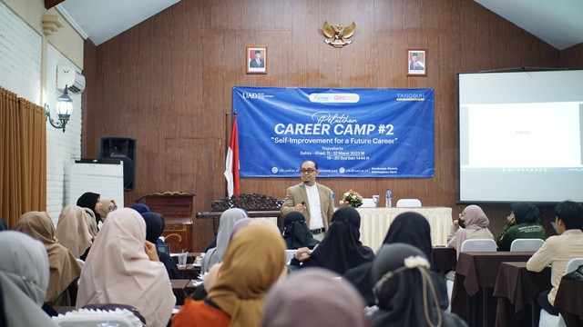 Dr. Gatot Sugiharto, S.H., M.H. Wakil Rektor Bidang Kemahasiswaan dan Alumni Universitas Ahmad Dahlan (UAD) pemateri Career Camp #2 UAD (Foto: Zulfan Faizun)