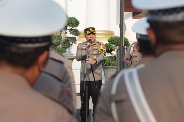 Foto : Kapolrestabes Surabaya, Kombes Pol Pasma Royce Memberikan Arahan Saat Memimpin Apel Jam Pimpinan di Polrestabes Surabaya.