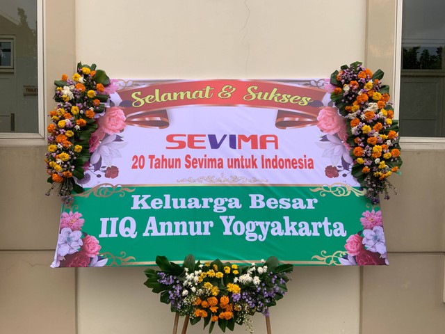 Karangan bunga dari IIQ Annur Yogyakarta. (Foto: Dok. SEVIMA)