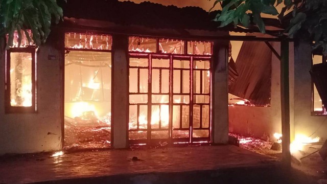Kebakaran rumah di Kota Subulussalam. Foto: Polisi