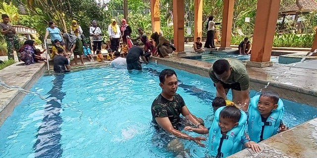Para balita stunting di Kecamatan Genteng, Surabaya, saat berenang bersama di Hotel Bumi Surabaya. Foto-foto: Masruroh/Basra