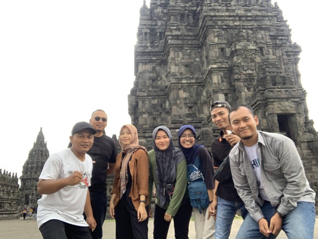 dari kini ke kanan: Tony, Mas Aris, Nia, May, Upi, Ipul, Aria