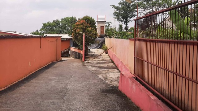 Lokasi menuju wisma atau penginapan tempat ditemukannya mayat perempuan diduga korban mutilasi di Pakem, Kabupaten Sleman. Foto: Dok. Istimewa