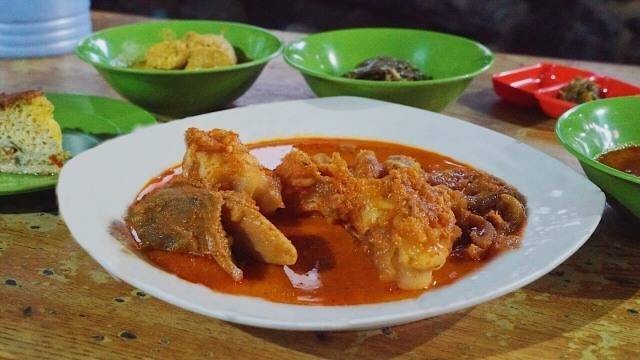 Restoran Padang Enak di Jakarta Selatan untuk Makan Bersama Keluarga. Foto: Kumparan/Safira Maharani.