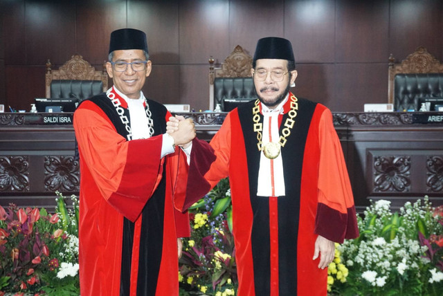 Anwar Usman dan Saldi Isra ditetapkan sebagai Ketua dan Wakil Ketua MK di Gedung MK, Jakarta (20/3/2023).  Foto: Iqbal Firdaus/kumparan