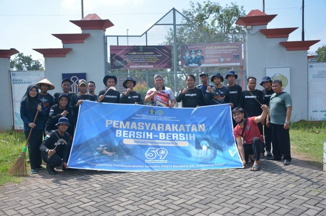 Lapas Terbuka Kendal gelar kegiatan kerja bakti kebersihan lingkungan - Foto Lapas Terbuka Kendal