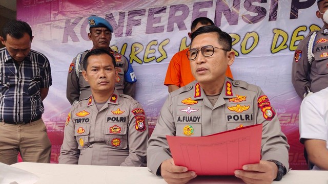 Kapolres Metro Depok, Kombes Ahmad Fuady, menjelaskan insiden yang dialami Dosen UI yakni ditendang hingga jatuh dari motor. Foto: kumparan