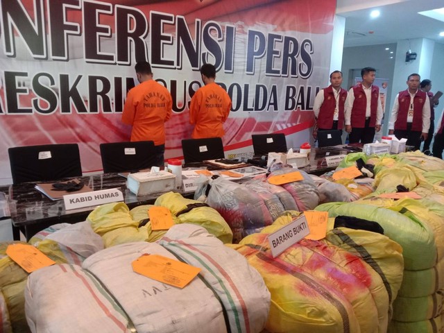 Penangkapan dua pengepul pakaian bekas di Bali - KAD