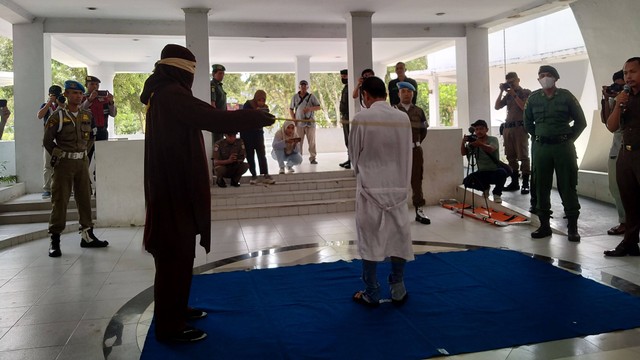 Pasangan non muhrim di Banda Aceh menjalani eksekusi hukuman sebanyak 25 kali cambuk. Foto: Zuhri Noviandi/kumparan