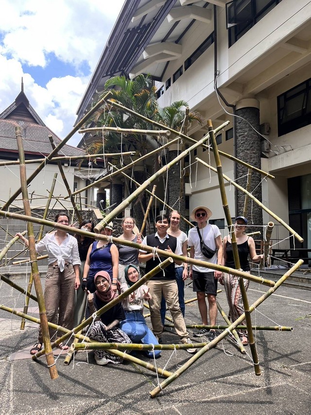 Beberapa mahasiswa arsitektur ITB pada workshop bambu. Foto: Dokumentasi Pribadi