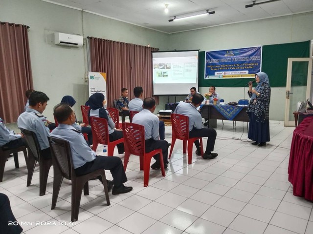 Ibu Deny Evriliany, Area Operasional Service Manager Area Palembang memberikan materi pelatihan
