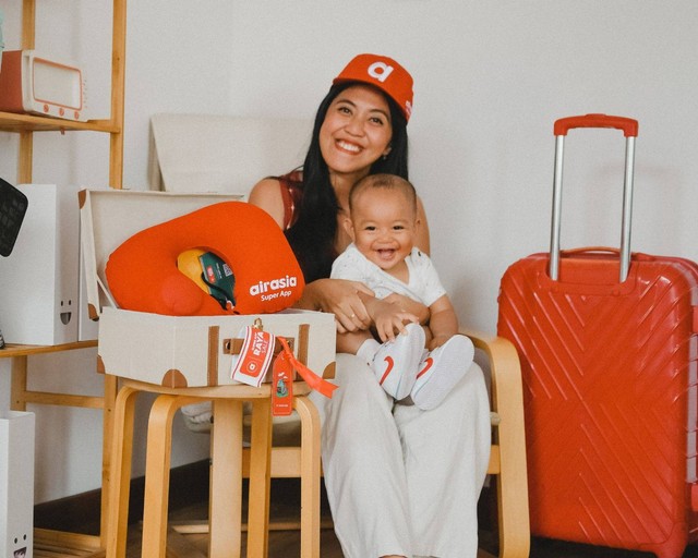 Persiapan Kadek Arini mudik bersama anak. Foto: Dok. AirAsia