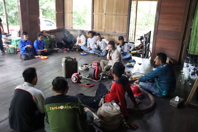 Narasumber dari Manggala Agni Daops Kalimantan X/Ketapang  saat menyampaikan materi tentang Konsep Dasar Karhutla dan Dampak Karhutla. (Foto dok. Gilang Ishan Pratama/FFI).