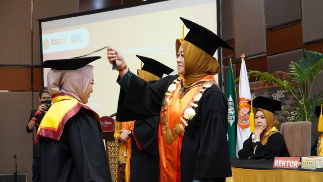 Rektor ITS PKU Muhammadiyah Surakarta mewisuda mahasiswa