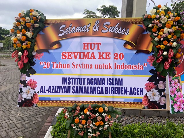 Karangan bunga dari Institut Agama Islam (AIA) Al-Aaziziyah Samalanga Bireuen-Aceh. (Foto: Dok. SEVIMA)