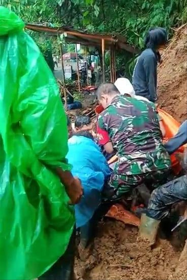 Evakuasi korban longsor di Desa Cilember, Kecamatan Cisarua, Kabupaten Bogor, Senin (20/3/2023).  Foto: Dok. Istimewa