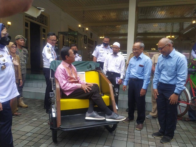 Sri Sultan HB X saat menjajal prototipe becak kayuh di Kompleks Kepatihan, Yogyakarta, Senin (20/3). Foto: Widi Erha Pradana