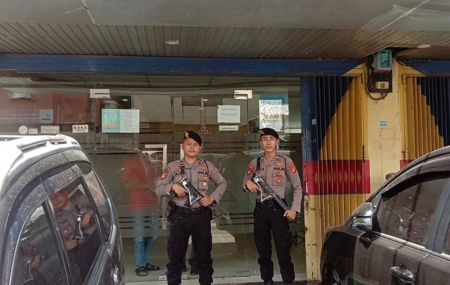 Bank Arta Kedaton Makmur di jaga dua polisi. | Foto: ist