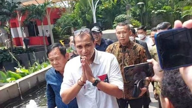 Wakil Menteri Hukum dan HAM (Wamenkumham) Edward Omar Sharif Hiariej (tengah) tiba untuk memberikan klarifikasi di Gedung Merah Putih KPK, Jakarta, Senin (23/3/2023).  Foto: Fianda Sjofjan Rassat/ANTARA