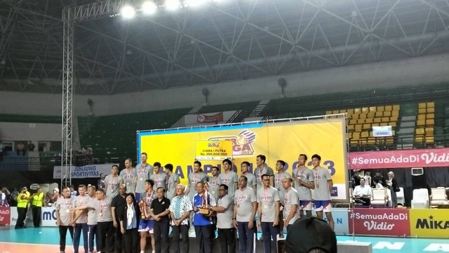 Tim LavAni saat bersama Susilo Bambang Yudhoyono menerima piala kejuaraan Proliga 2023. Foto: Maria Wulan/Tugu Jogja