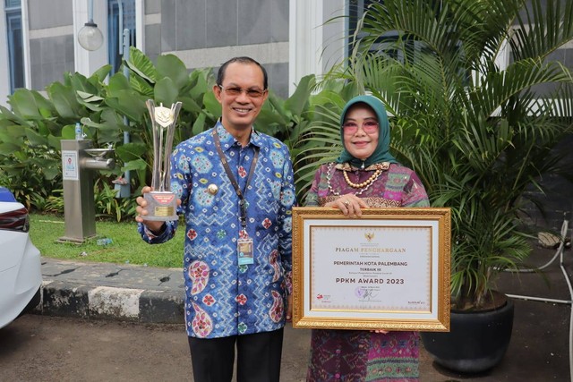 Wali Kota Palembang, Harnojoyo meraih penghargaan PPKM Award 2023. (dok. Kominfo Palembang)
