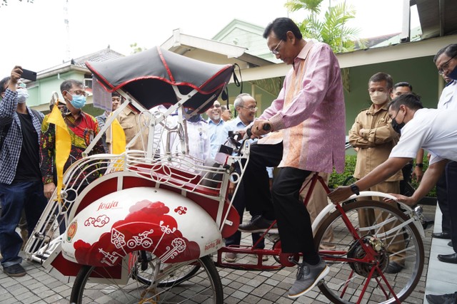 Sri Sultan HB X saat menjajal prototipe becak kayuh di Kompleks Kepatihan, Yogyakarta, Senin (20/3). Foto: Humas Pemda DIY