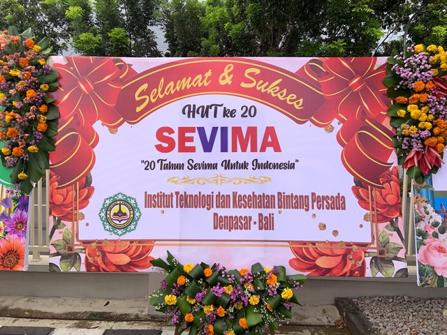 Karangan bunga dari Institut Teknologi dan Kesehatan (ITEKES) Bintang Persada Denpasar-Bali. (Foto: Dok. SEVIMA)