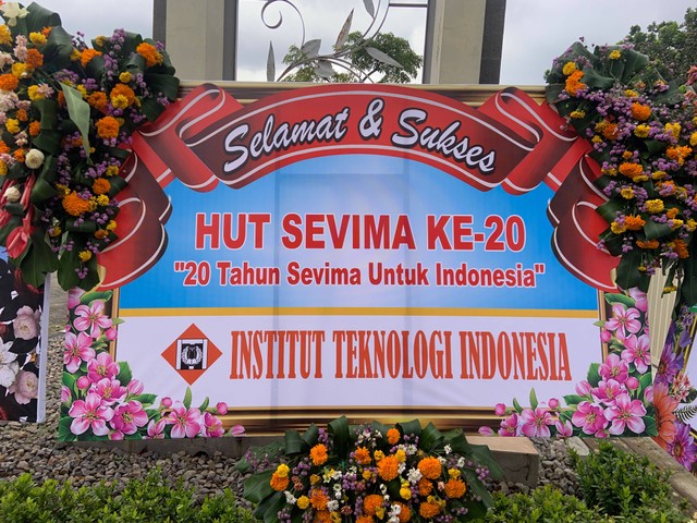 Karangan bunga dari Institut Teknologi Indonesia (ITI). (Foto: Dok. SEVIMA)