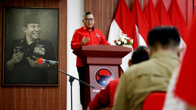 Sekjen PDIP Hasto Kristiyanto memberikan sambutan saat pelantikan Hendrar Prihadi menjadi Ketua Umum Taruna Merah Putih di Sekolah Partai PDI Perjuangan, Jakarta Selatan, Senin (20/3). Foto: DPP PDIP