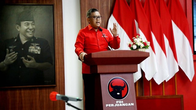 Sekjen PDIP Hasto Kristiyanto memberikan sambutan saat pelantikan Hendrar Prihadi menjadi Ketua Umum Taruna Merah Putih di Sekolah Partai PDI Perjuangan, Jakarta Selatan, Senin (20/3).  Foto: DPP PDIP