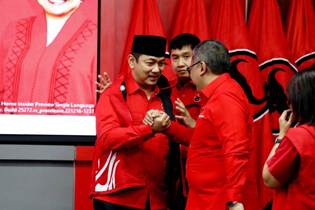 Pelantikan Hendrar Prihadi menjadi Ketua Umum Taruna Merah Putih di Sekolah Partai PDI Perjuangan, Jakarta Selatan, Senin (20/3).  Foto: DPP PDIP