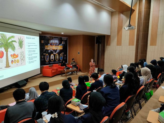 Peneliti Wageningen University and Research memberikan kuliah umum kepada mahasiswa Untan Pontianak. Foto: Dok. Istimewa