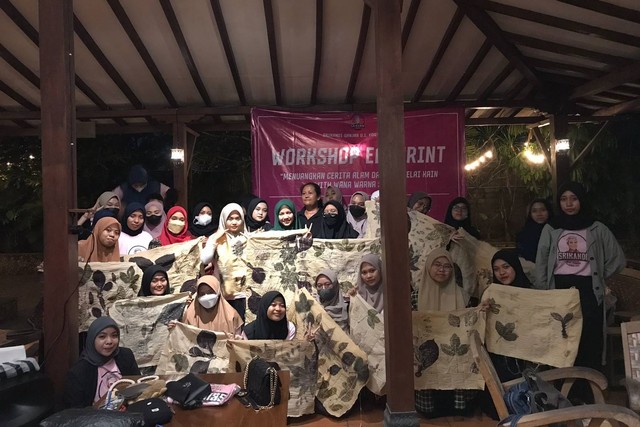 Relawan Srikandi Ganjar menggelar pelatihan workshop ecoprint di Kopi Gedhongan, Jalan Laksda Adisucipto No.114a, Gowok, Caturtunggal, Kecamatan Depok, Kabupaten Sleman, Daerah Istimewa Yogyakarta (DIY), Senin (20/3). Foto: Dok. Istimewa