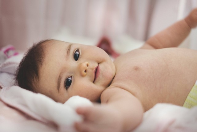 Kapan bayi mulai mengoceh? Jawabannya adalah 1-3 bulan. Foto: Pexels.com