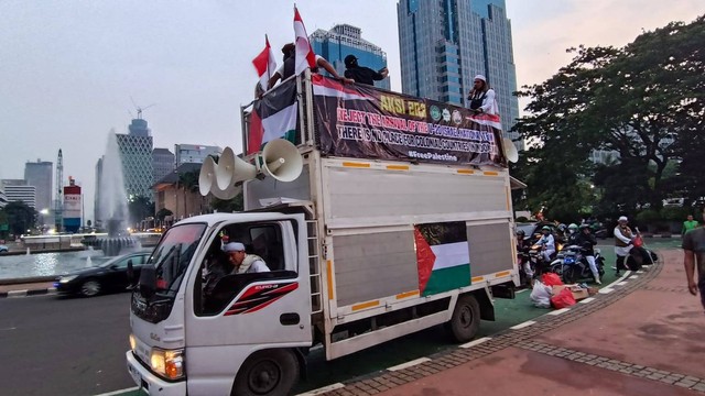 Aksi 203 tolak kedatangan timnas Israel U-20 di kawasan Patung Kuda, Jakarta, Senin (20/3). Foto: Thomas Bosco/kumparan