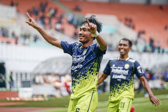 Pemain Persib Bandung Robi Darwis (kiri) melakukan selebrasi setelah mencetak gol ke gawang Dewa United dalam pertandingan lanjutan BRI Liga 1 di Stadion Pakansari, Kabupaten Bogor, Jawa Barat, Senin (20/3/2023).  Foto: Yulius Satria Wijaya/ANTARA FOTO