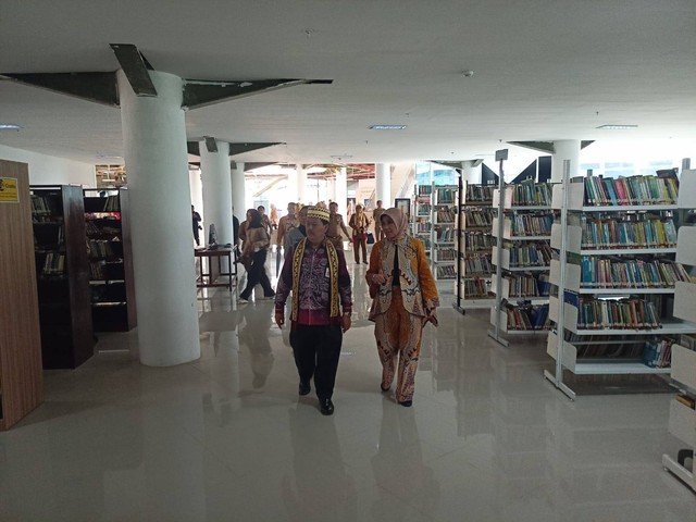 Kepala Perpustakaan Nasional, Muhammad Syarif Bando dan Plt Kepala Dinas Perpustakaan dan Arsip Provinsi Lampung, Ratna Dewi saat meninjau layanan perpustakaan daerah di gedung Perpustakaan Modern. | Foto : Galih Prihantoro/ Lampung Geh