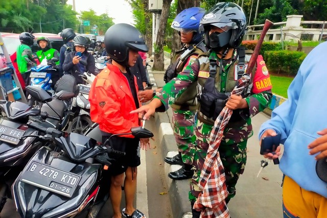 TNI tangkap 3 remaja membawa celurit di kawasan Taman Mini, Jakarta Timur, Minggu (19/3). Foto: Dok. Istimewa