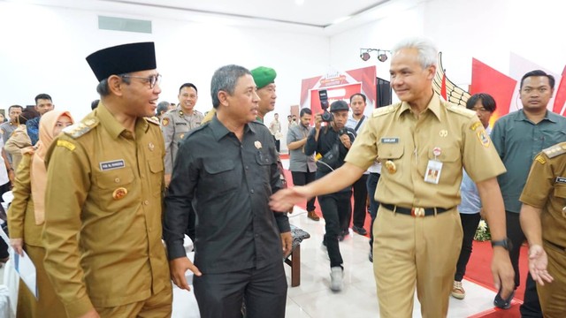 Bupati Temanggung Muhammad Al Khadziq (kiri) berbincang dengan Gubernur Jawa Tengah Ganjar Pranowo. Foto: ari/Tugu Jogja