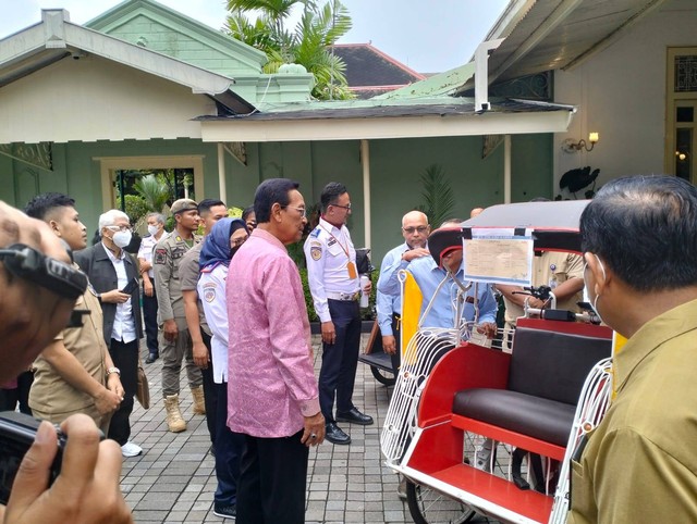 Gubernur DIY Sri Sultan HB X melihat prototipe becak kayuh listrik di Kepatihan, Senin (20/3/2023). Foto: Erfanto/Tugu Jogja