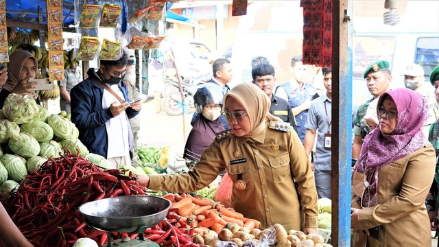Bupati Mamuju Sitti Sutinah Suhardi memantau harga bahan pokok di pasar tradisional menjelang bulan Ramadhan. Foto: Humas Pemkab Mamuju