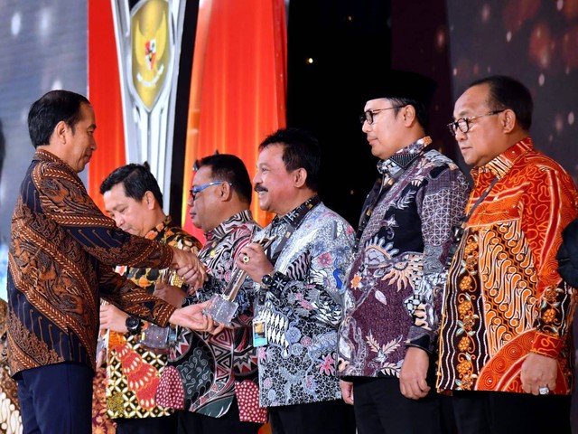 Wakil Wali Kota Padang Panjang Drs. Asrul saat menerima penghargaan PPKM Award dari Presiden Republik Indonesia, Joko Widodo di Gedung Dhanapala Kemenkeu Jakarta, Senin (20/3). Foto: Dok. Istimewa